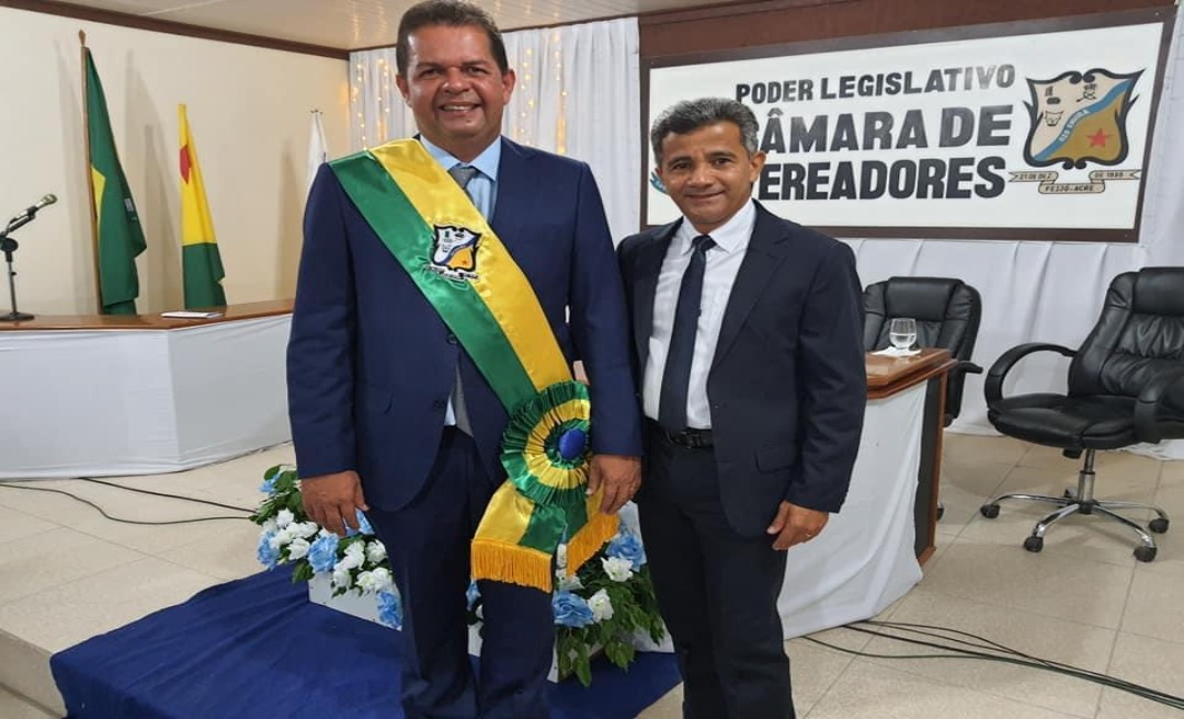 Prefeito reeleito de Feijó, Kiefer Cavalcante, vice e 13 vereadores tomam posse na Câmara